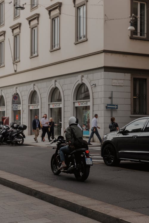 Kostenloses Stock Foto zu auto, menschen, motorrad