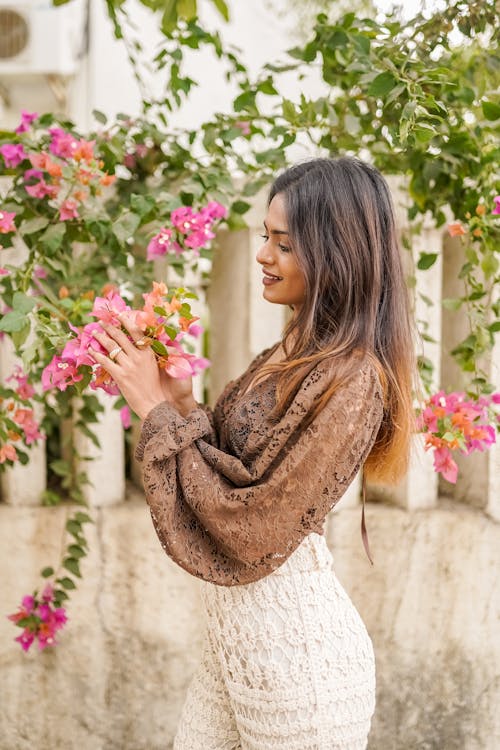 Foto d'estoc gratuïta de dona, flors, jardí