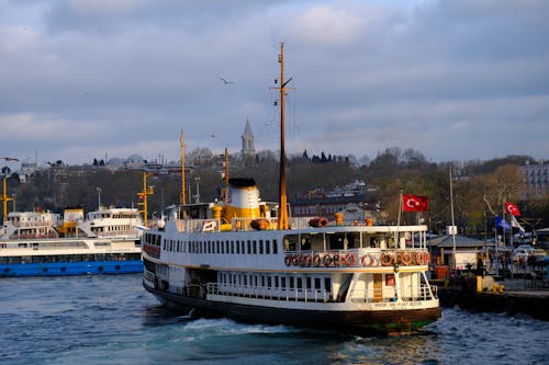 Fotos de stock gratuitas de banderas turcas, barcos, ciudad