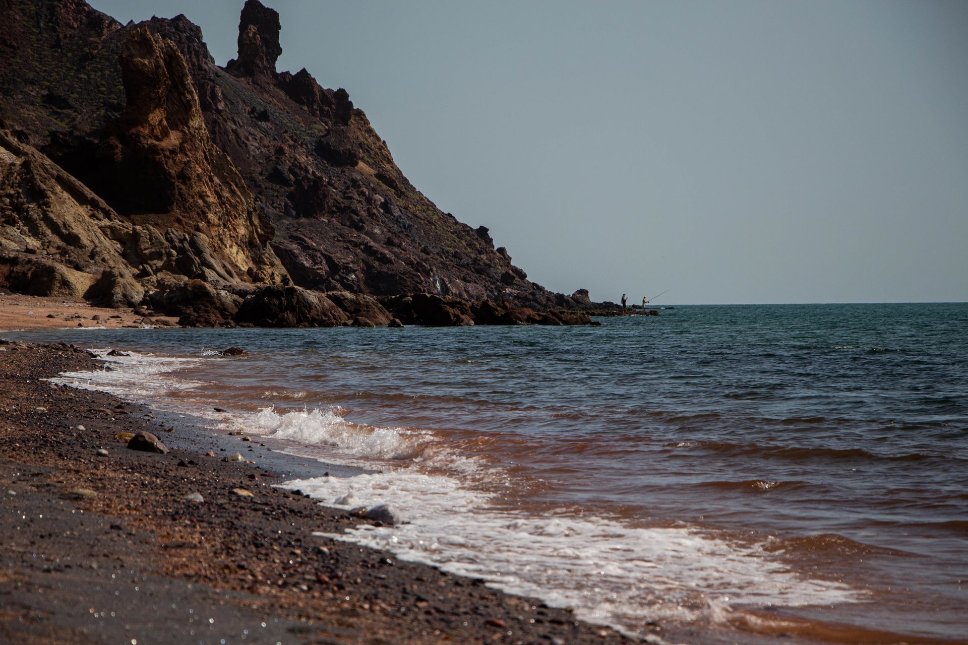 El mar y la costa cerca del estrecho de Ormuz a la luz del día