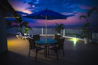 日落时分，度假村露台上欣赏令人惊叹的海景，那里有热带植物和座位