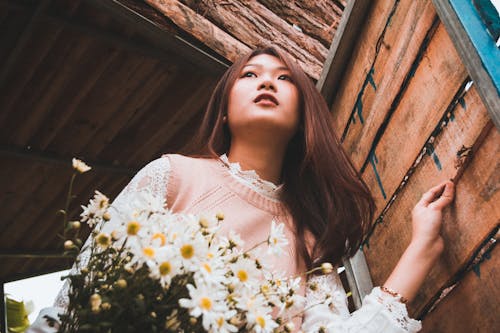 Mujer Sosteniendo Ramo De Flores Blancas