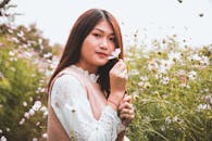 一位年轻女子被充满活力的野花环绕，享受着大自然的宁静