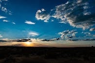 日落色彩鲜艳，沙漠景观的剪影令人惊叹