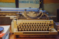 旧打字机放在木制桌子上，复古氛围十足，非常适合怀旧主题