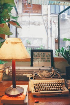 复古的环境舒适宜人，配有打字机、灯和敞开的窗户，唤起怀旧与创造力