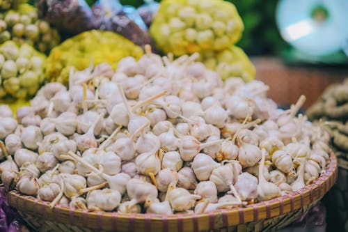 Selectieve Focus Fotografie Van Stapel Knoflook Bollen