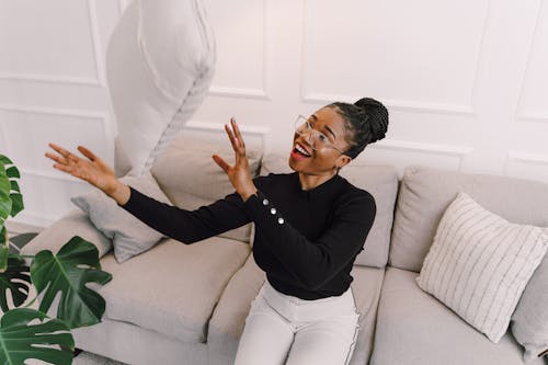 Kostenloses Stock Foto zu brille, couch, frau