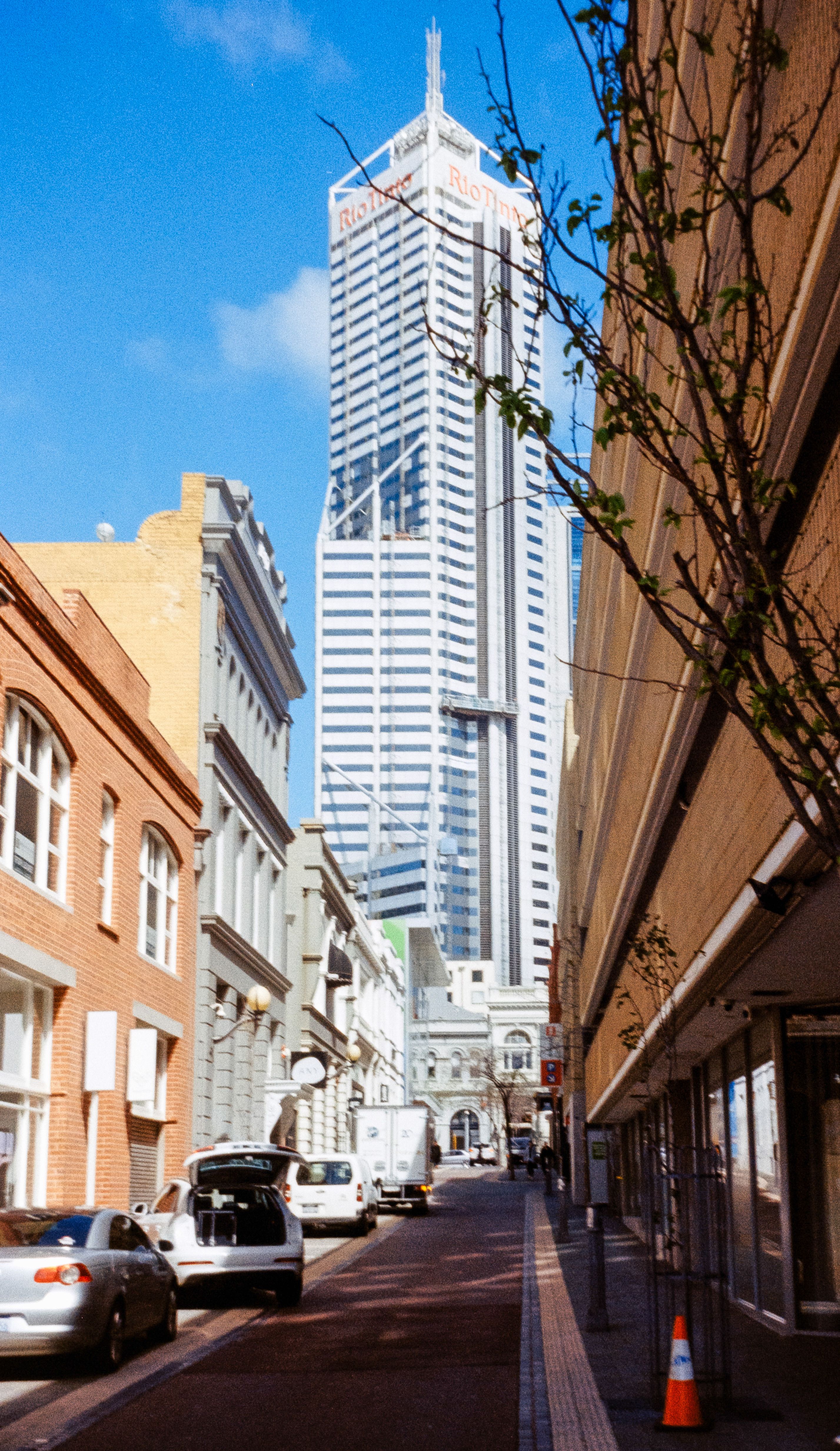 A city street with tall buildings and cars · Free Stock Photo