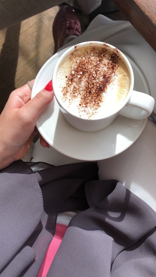 cappuccino, dikey atış, el içeren Ücretsiz stok fotoğraf