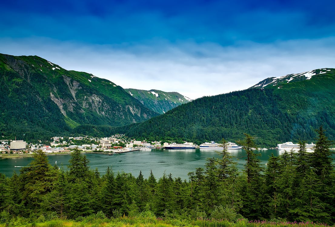 免费 白天被群山和绿叶绿树环绕的蓝湖 素材图片