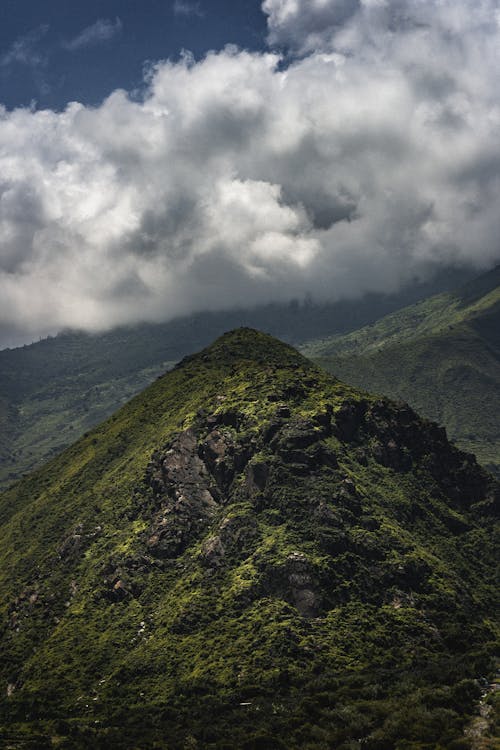 bulut, dağlar, dikey atış içeren Ücretsiz stok fotoğraf