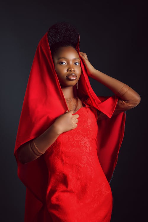 검은색 배경, 모델, 빨간 드레스의 무료 스톡 사진