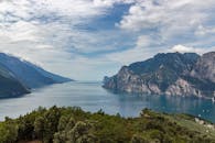 在多云的天空下，湖泊和雄伟的山脉呈现出令人惊叹的景色