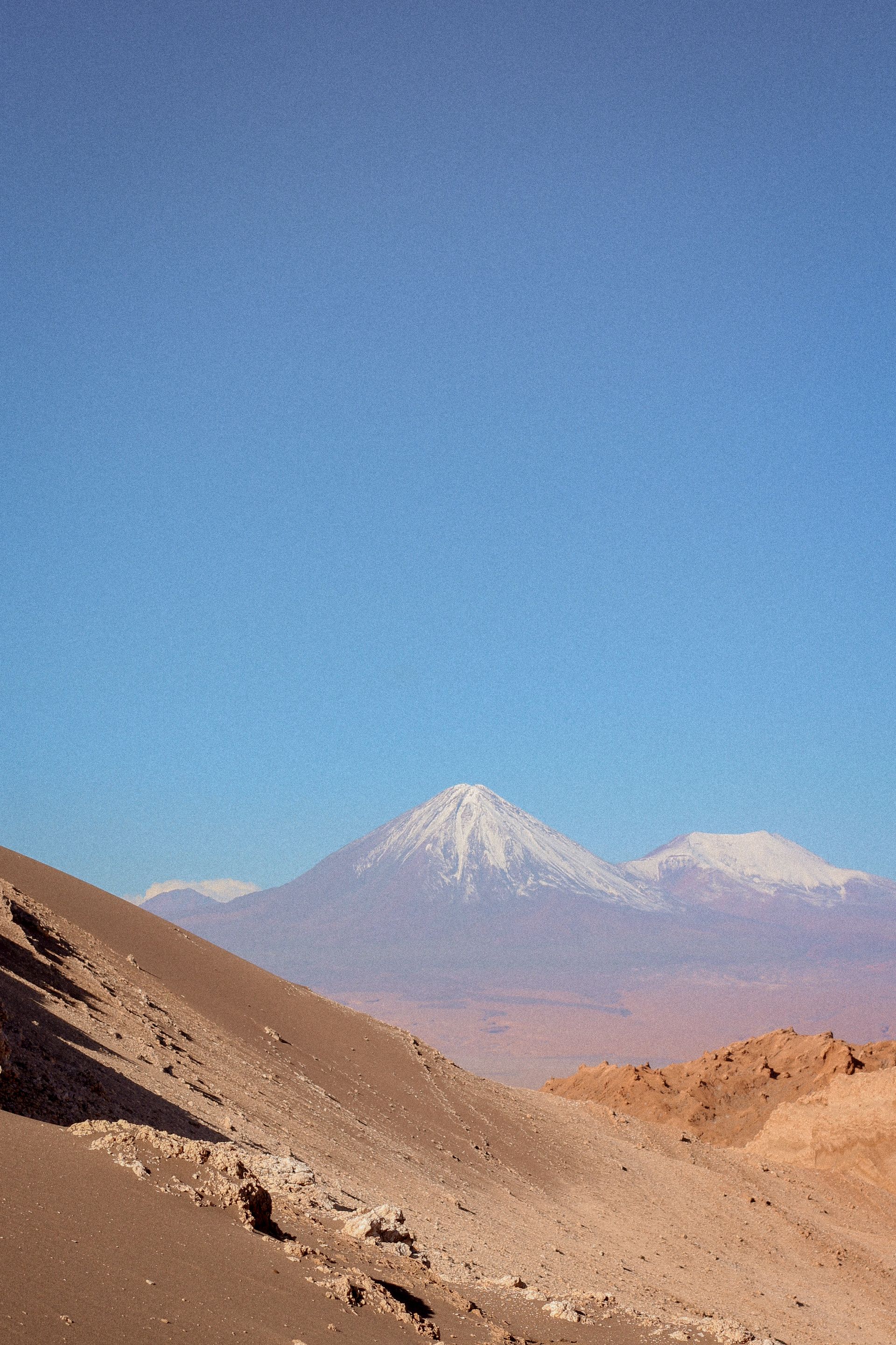 Volcán Licancabur nevado sobre el desierto rojo de Atacama