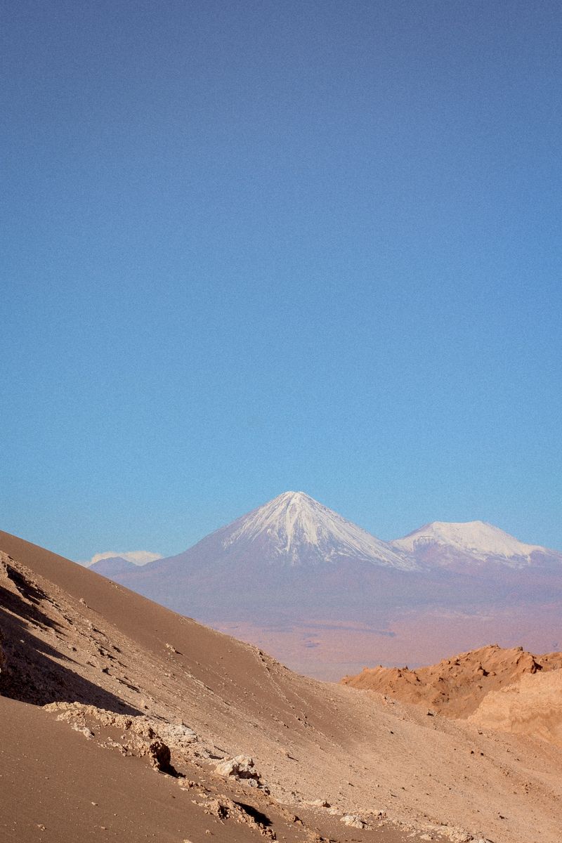 Volcán Licancabur nevado sobre el desierto rojo de Atacama