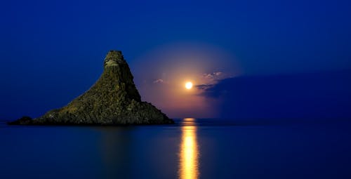 무료 새벽 동안 바다에 암석 스톡 사진
