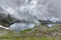 风景秀丽的雾湖周围山区是完美的徒步冒险地形