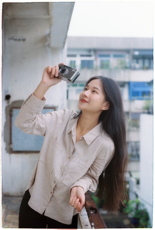 Fotobanka s bezplatnými fotkami na tému ázijské dievča, balkón, balkóny