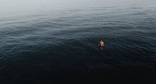 adam, ayakta, dalgalar içeren Ücretsiz stok fotoğraf