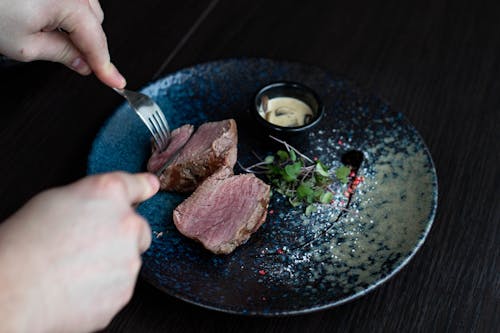 Carne A La Parrilla En Un Plato