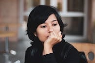 一位陷入沉思的女人肖像在室内