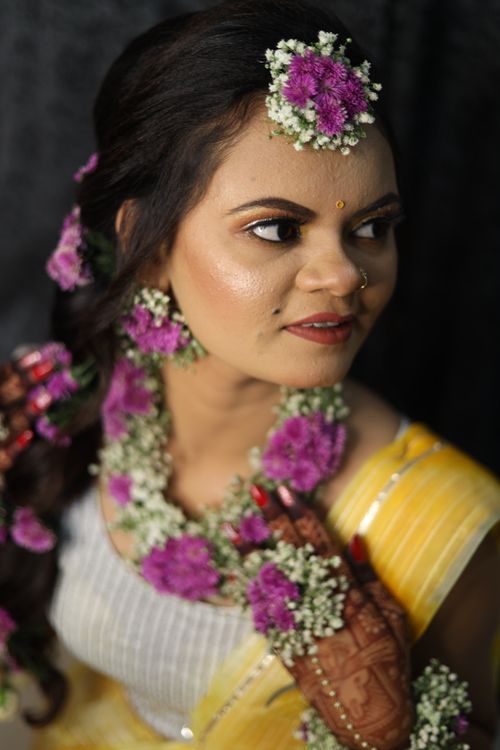 Free Beautiful bride adorned with purple flowers and intricate henna art, showcasing elegance and tradition. Stock Photo