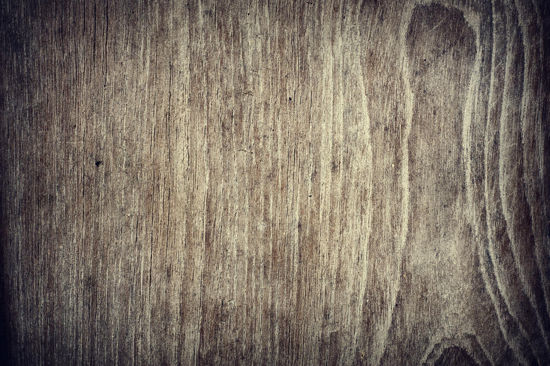 어두운 침실에서 편안하게 잠든 사람