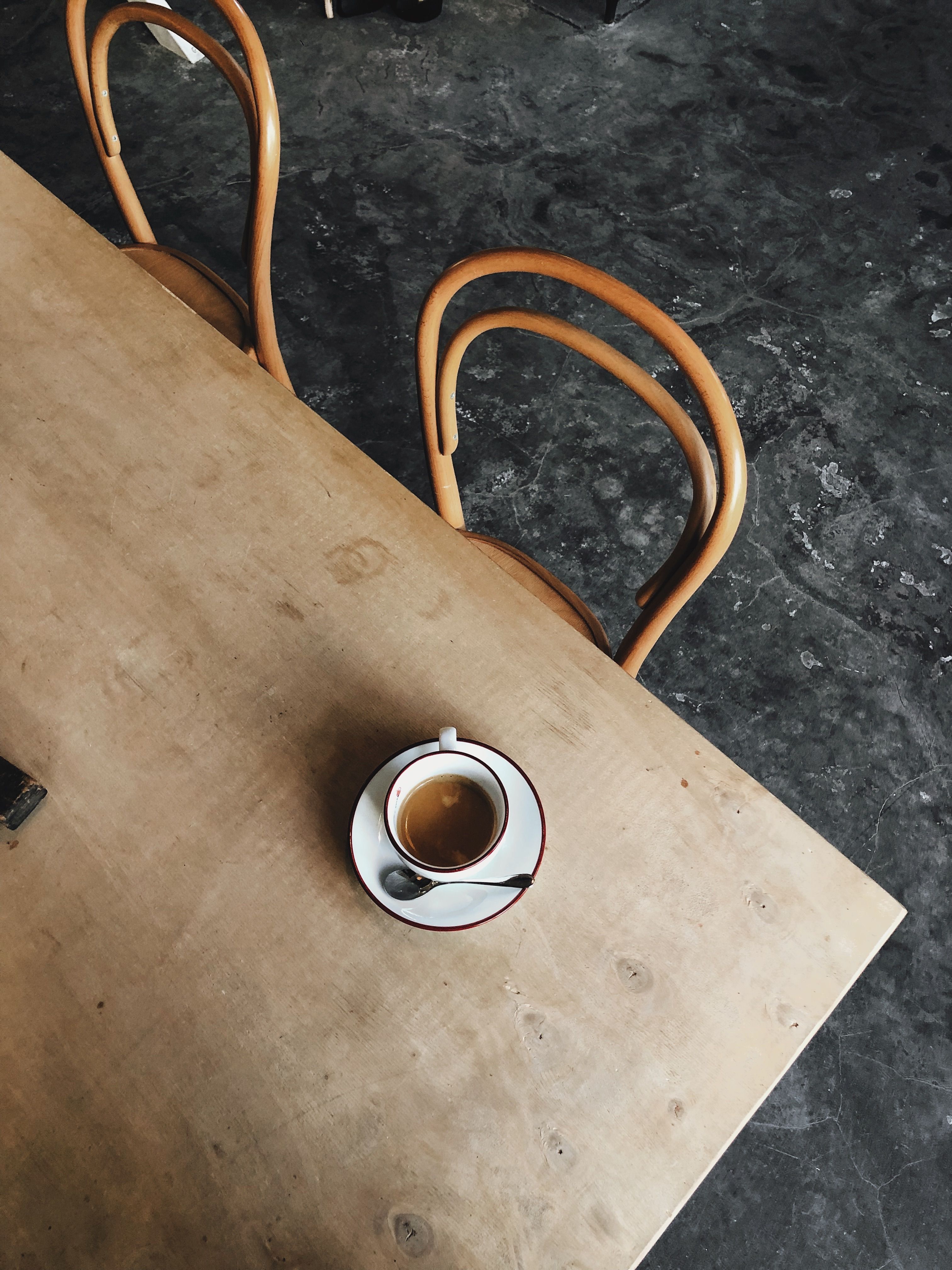 Meja Kopi dari Kayu Daur Ulang Sentuhan Rustic Industrial