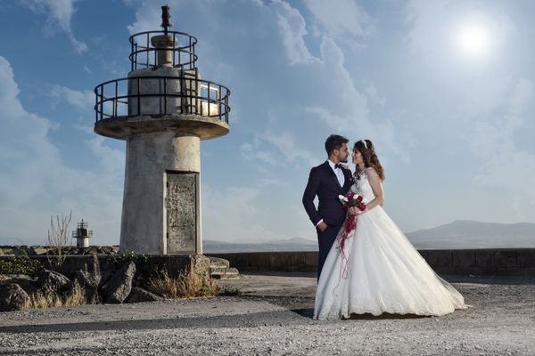 Newlywed couple on a headland, photo by yuksel kocaman on Pexels
