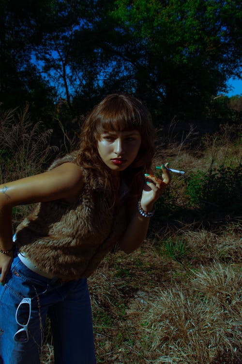 Základová fotografie zdarma na téma brunetka, chladný, cigareta