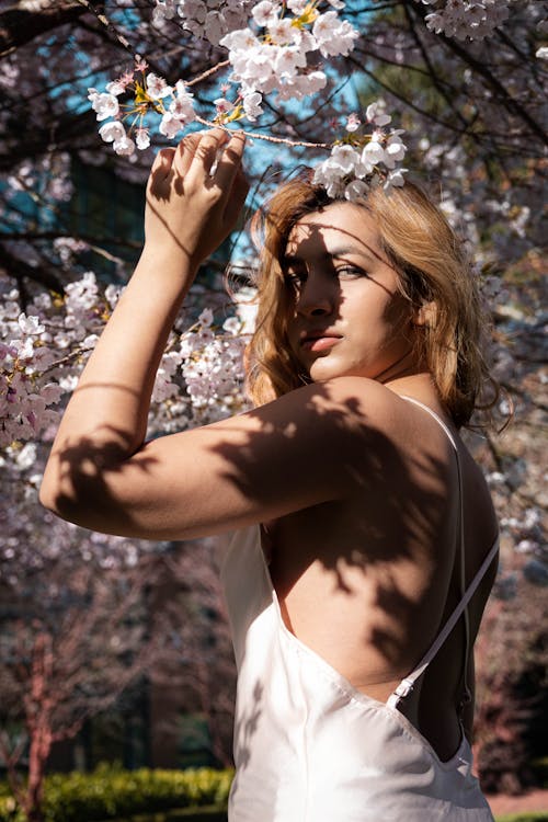 Безкоштовне стокове фото на тему «біла сукня, вертикальні постріл, весна»