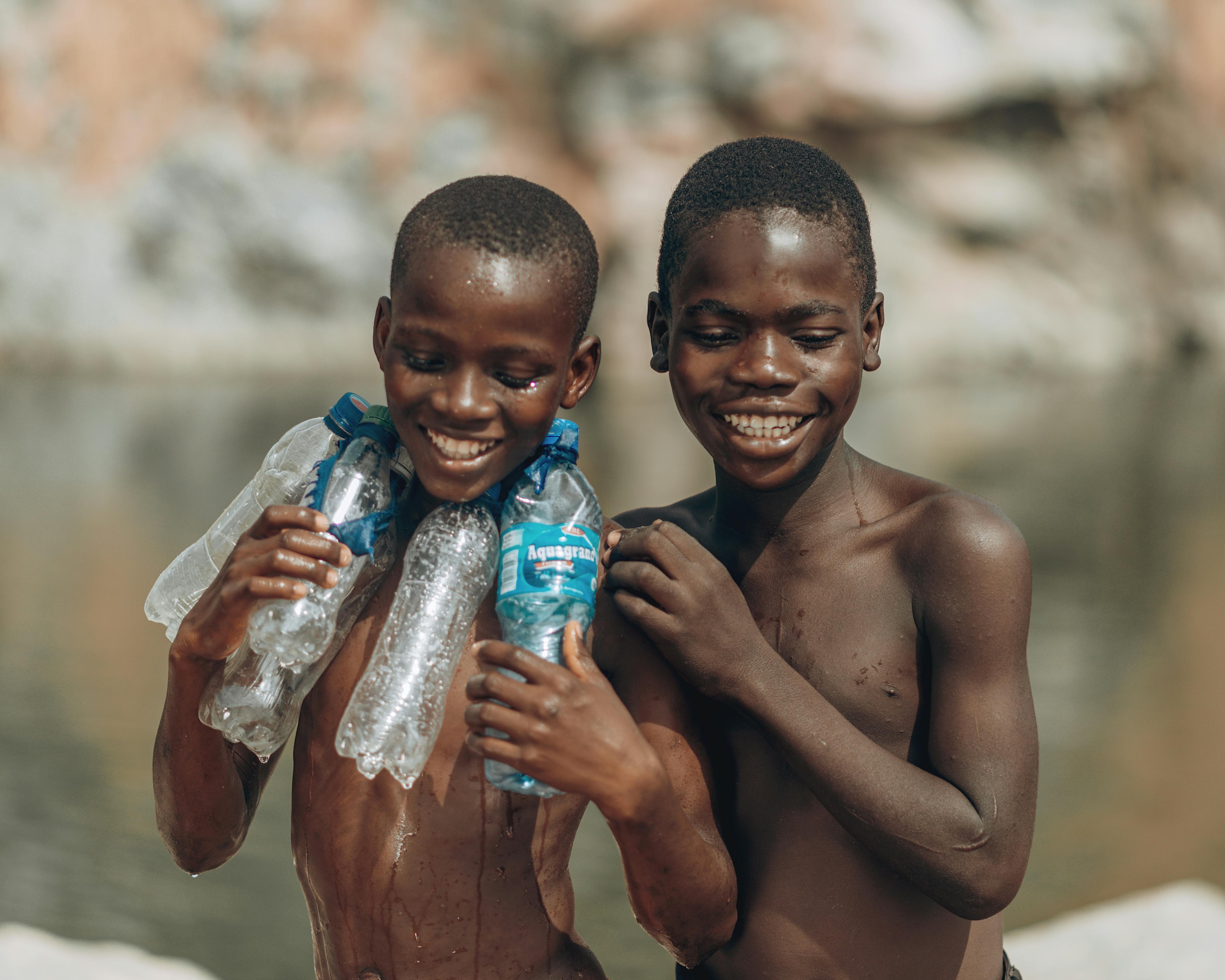 https://images.pexels.com/photos/16400781/pexels-photo-16400781/free-photo-of-two-young-boys-holding-water-bottles-and-smiling.jpeg