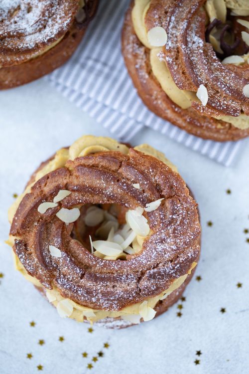 Free Top view of a Paris Brest pastry dusted with sugar and garnished with almonds. Stock Photo