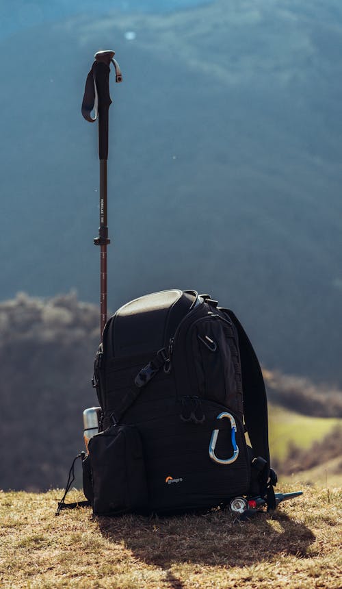 Бесплатное стоковое фото с багаж, вертикальный выстрел, горный пик