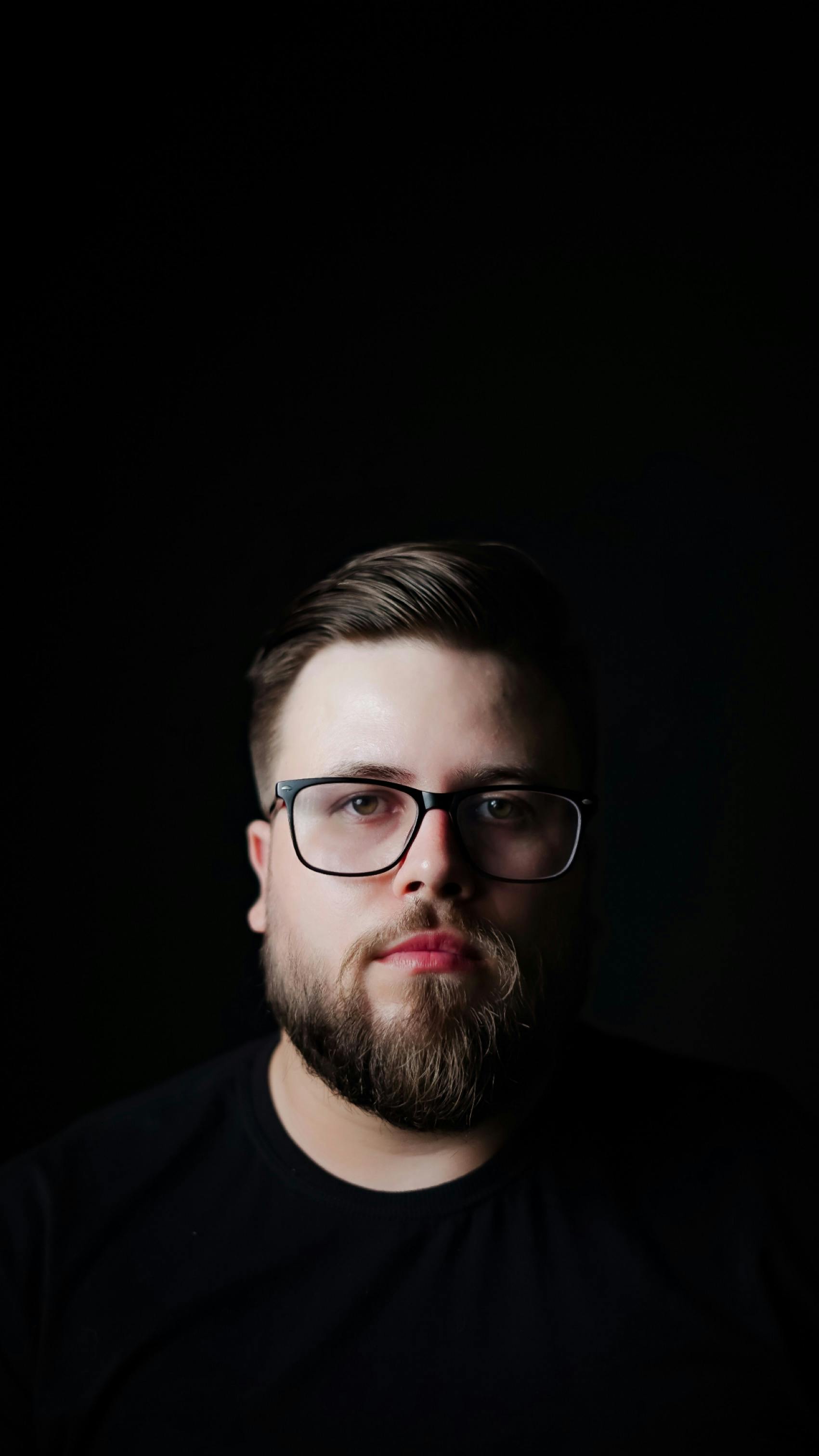 bezplatná Základová fotografie zdarma na téma běloch, brýle, čelní pohled Základová fotografie