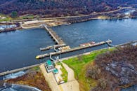 鸟瞰美国明尼苏达州密西西比河上的薇诺纳大坝风景