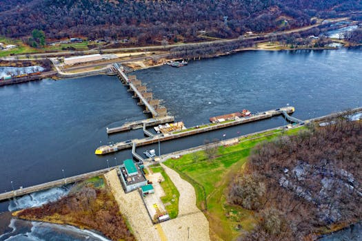 鸟瞰美国明尼苏达州密西西比河上的薇诺纳大坝风景