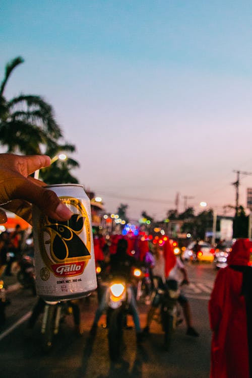 CERVEZA AL ATARDECER PROTESTA DESFILE BUFO