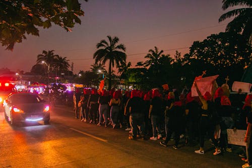 PROTESTA AL CAER EL SOL 