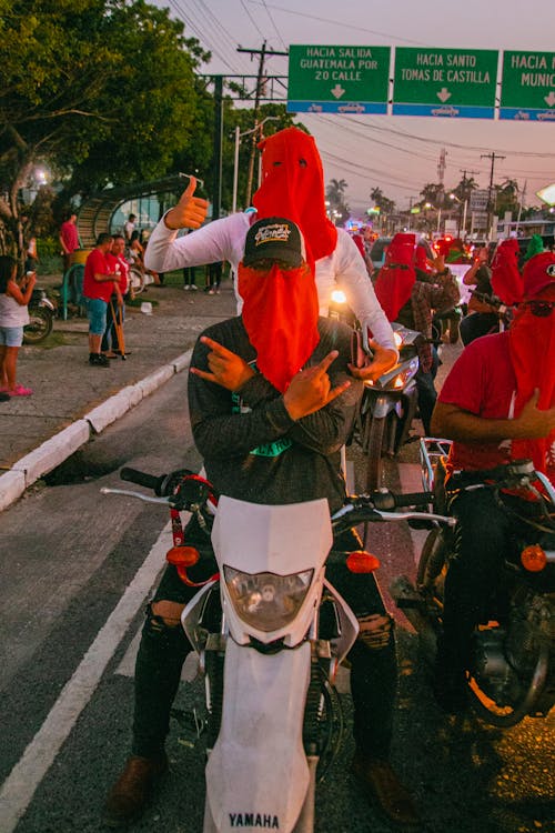 MÁSCARAS PROTESTA DESFILE BUFO