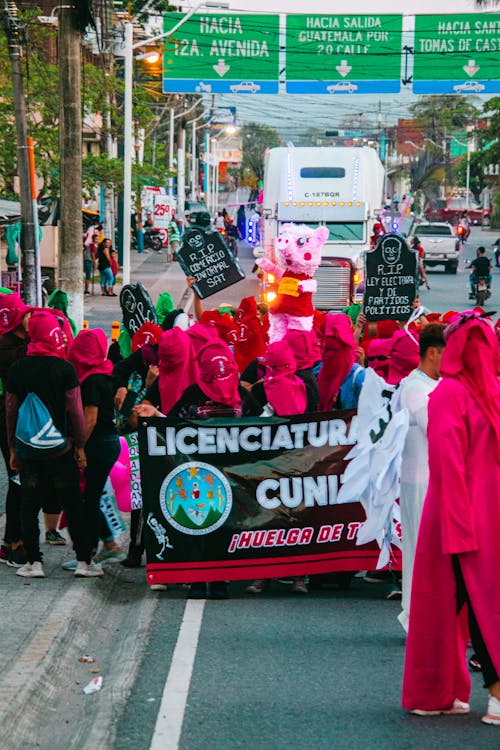 PROTESTA DESFILE BUFO CARAVANA ENCAPUCHADOS