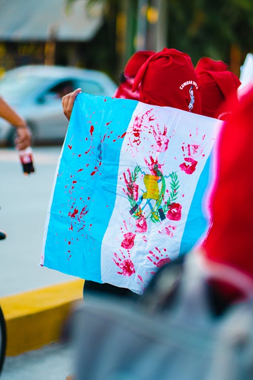 BANDERA MANCHADA GUATEMALA PROTESTA