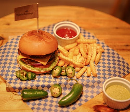 HAMBURGUESA CON CHILE JALAPEÑO 