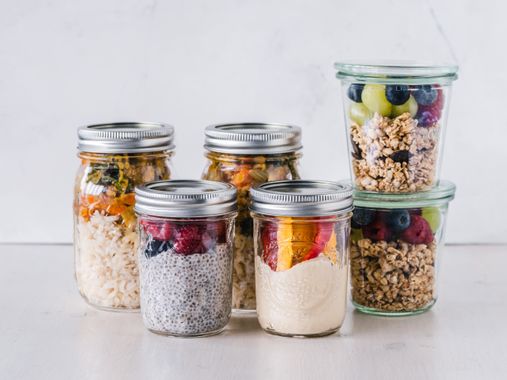 Ingredientes naturais sobre mesa — frutas, vegetais e grãos sem açúcar adicionado