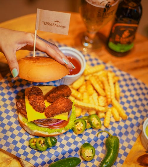 HAMBURGUESA CON PAPAS Y CHILE JALAPEÑO