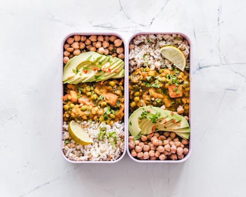 Photographie à Plat De Deux Plateaux D'aliments