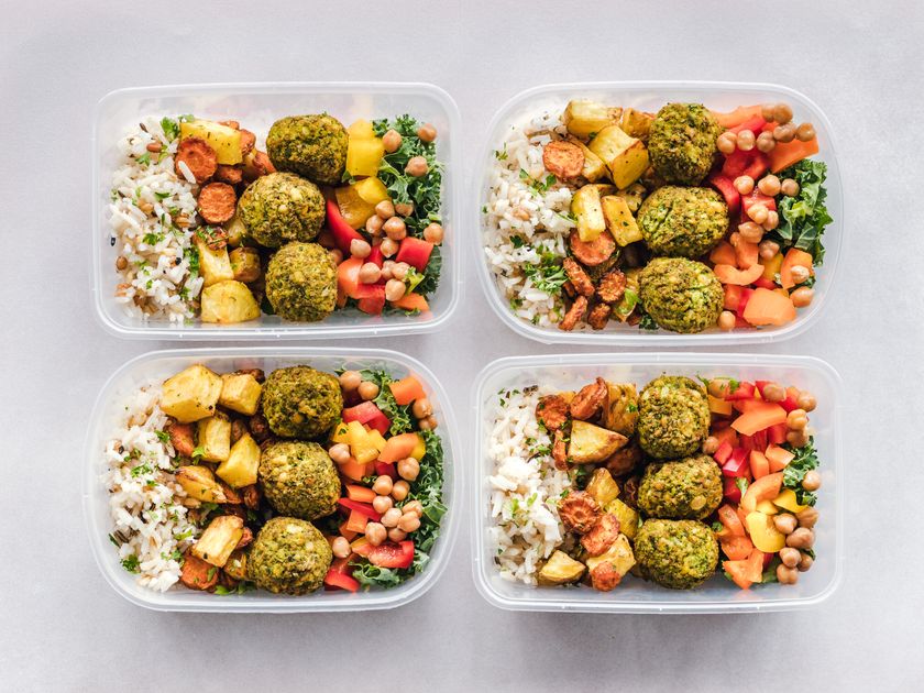 Marmitas com grão-de-bico, falafel, arroz e vegetais coloridos — refeições no estilo da dieta mediterrânea