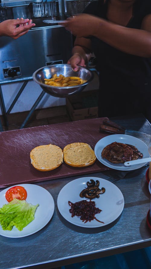 SERVIR COMIDA PREPARAR LA HAMBURGUESA 