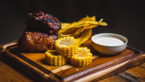 COSTILLA CON ELOTES Y PLATANINAS CREMA AGRIDULCE